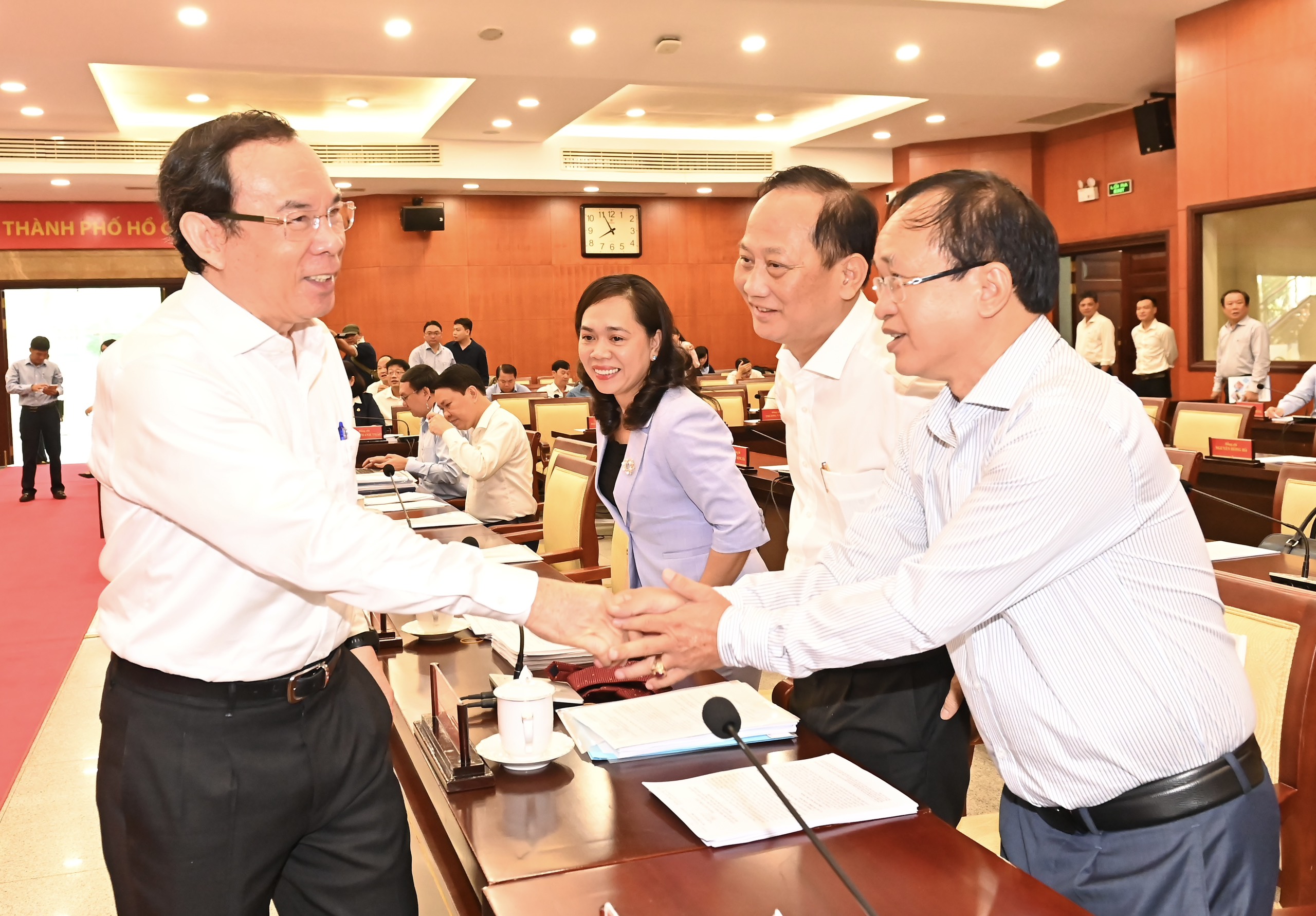 Bí thư Thành ủy TP. Hồ Chí Minh Nguyễn Văn Nên trao đổi với đại biểu tham dự hội nghị (Ảnh: Việt Dũng).